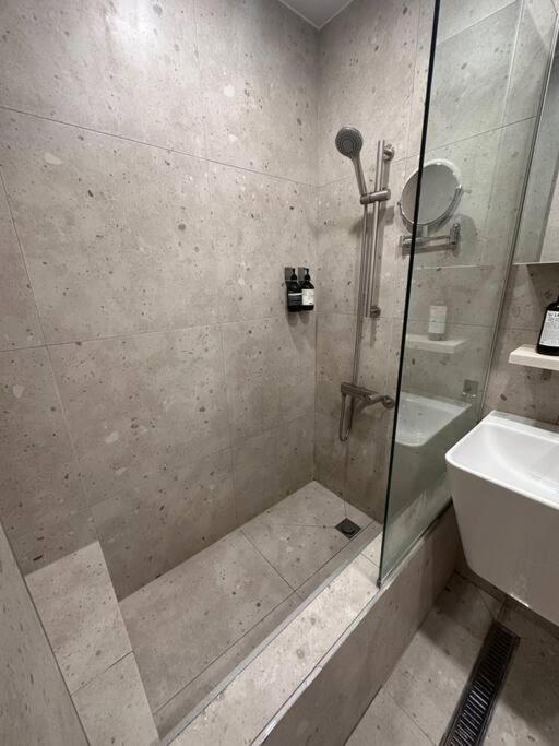 10 Minutes From Seongsu Station, Designer's Duplex Space, Sageunsageun Apartment *